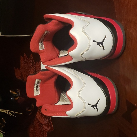Black and red and white Nike Air Jordan - Picture 3 of 5